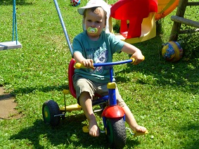 Dreiradfahren-im-Garten